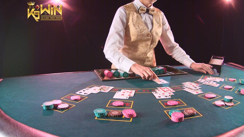 Người chia bài trong casino có quy trình làm việc như thế nào?